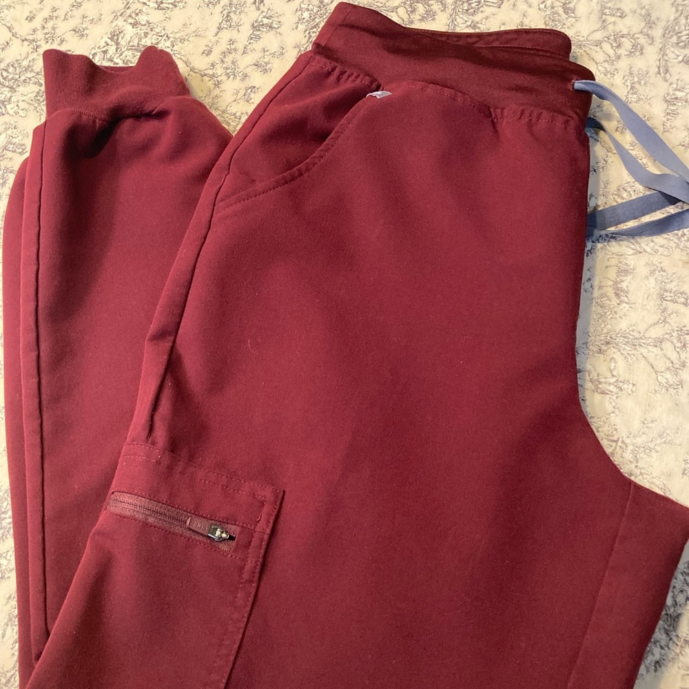 Figs Zamora Jogger Scrub Pants Petite Medium. Burgundy. High Waisted.